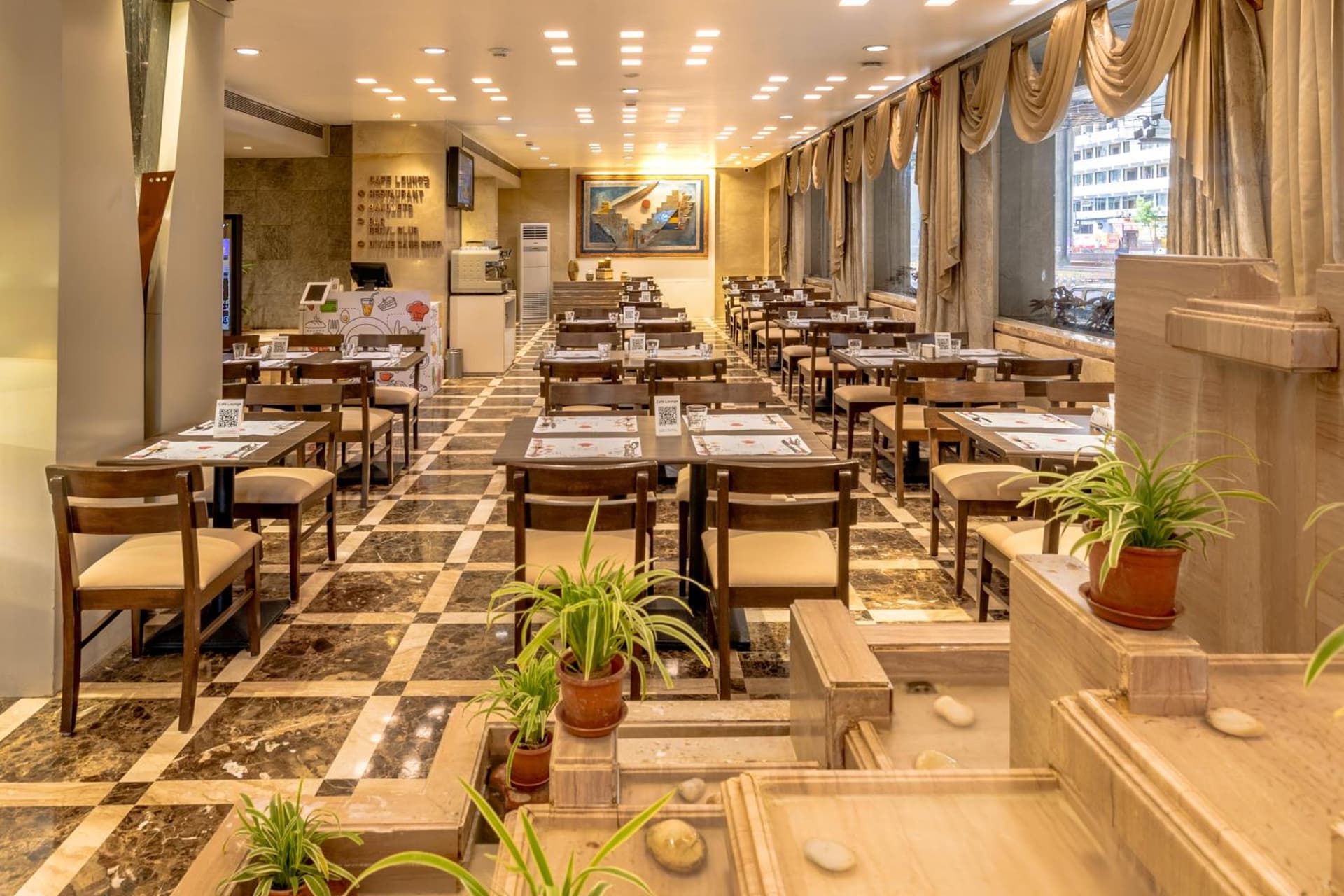 Hotel Kohinoor Continental, Airport