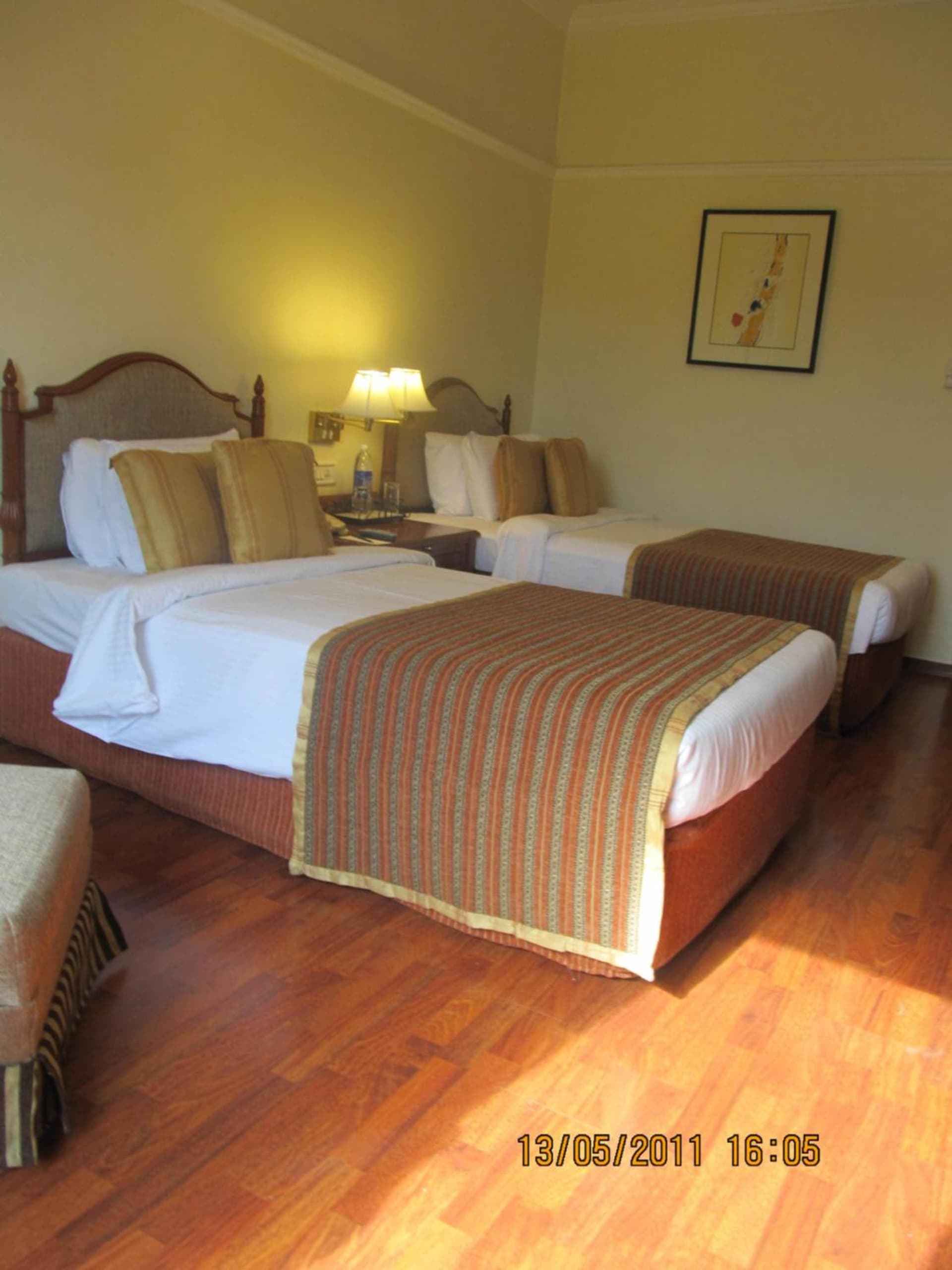 Deluxe Twin 1 Twin Bed