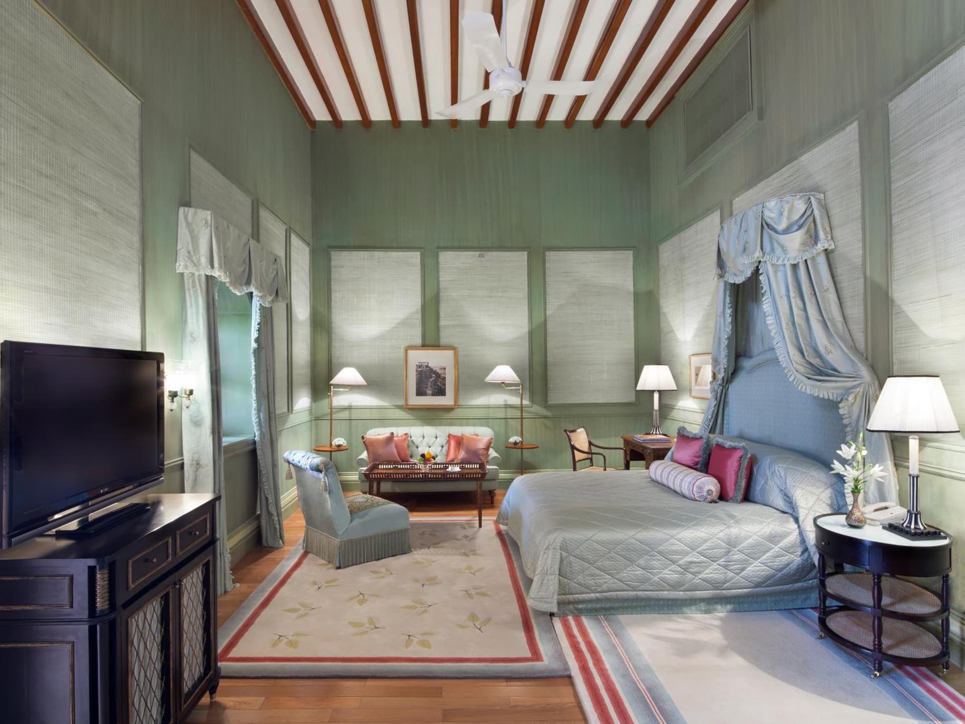 Palace Room Garden View Twin Bed with Bathtub