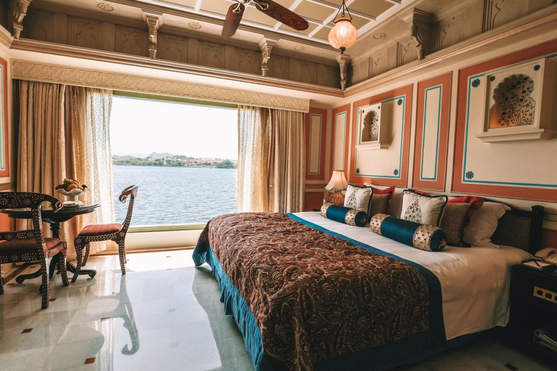 Historical 1 Bedroom Suite Lake View King Bed