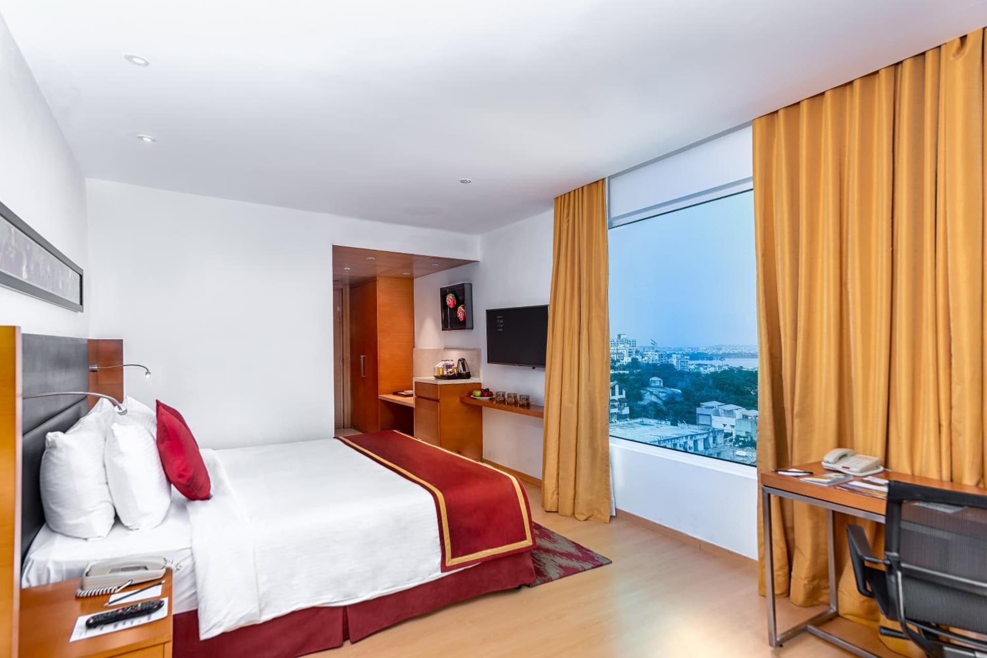 Queen Lake View Room with WiFi