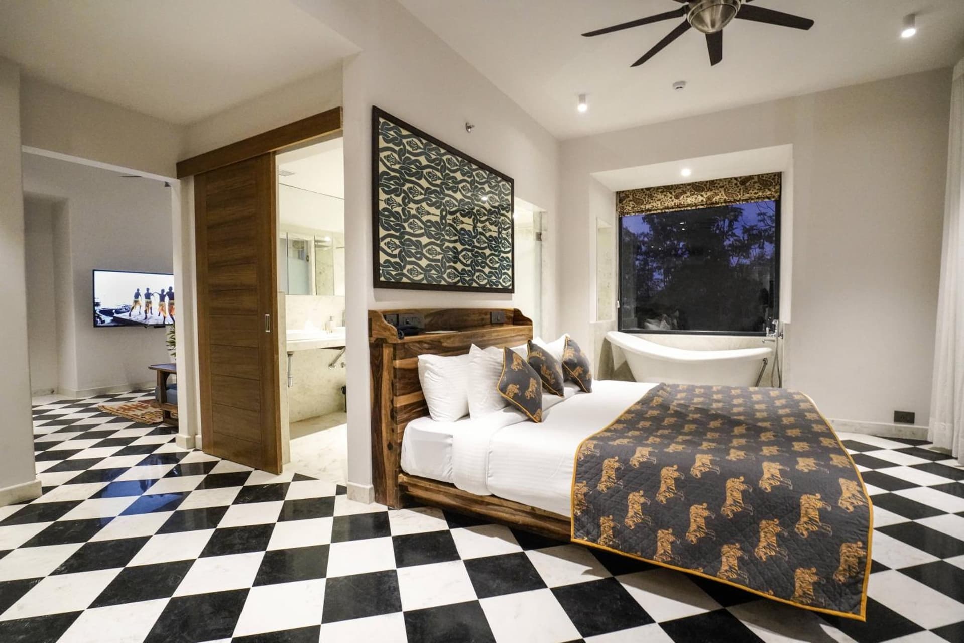 Royal Queen Room