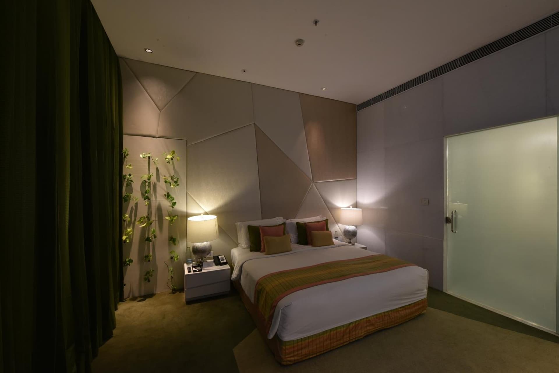 Vivanta Suite 2 Bedrooms Airport View King Bed