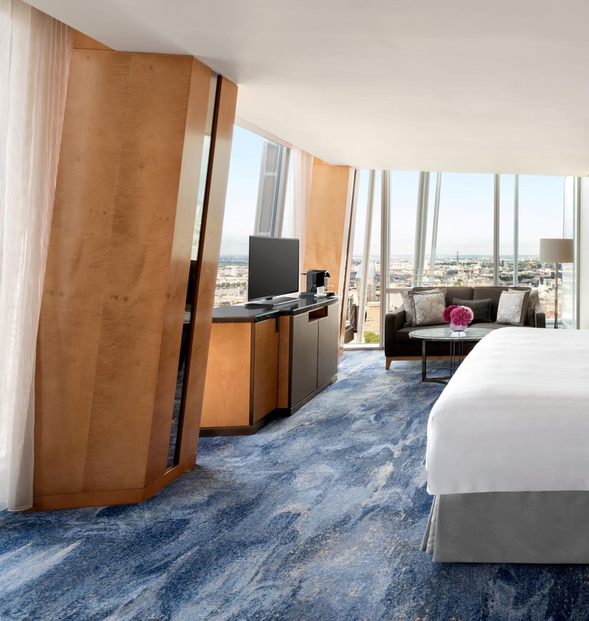 Deluxe City View Room 1 King