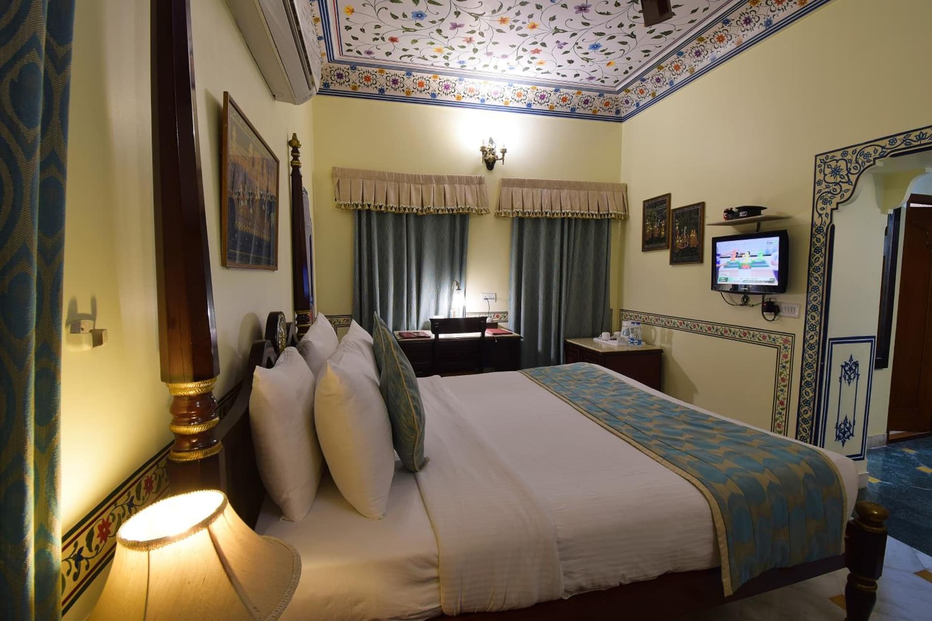 Royal Double Pool View Room
