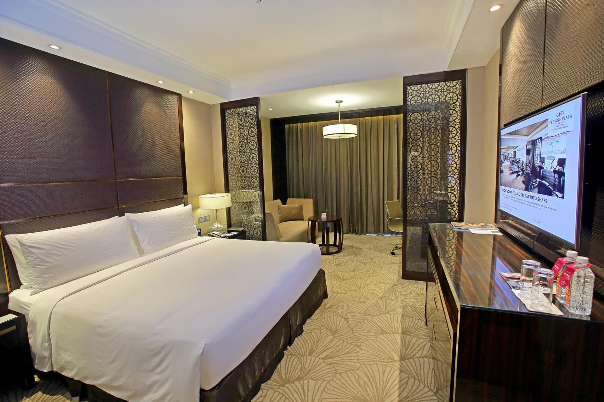 Standard King Pool View Room