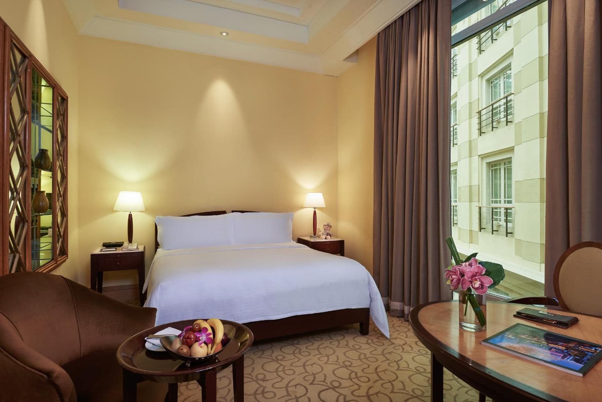 Club King Courtyard View Room