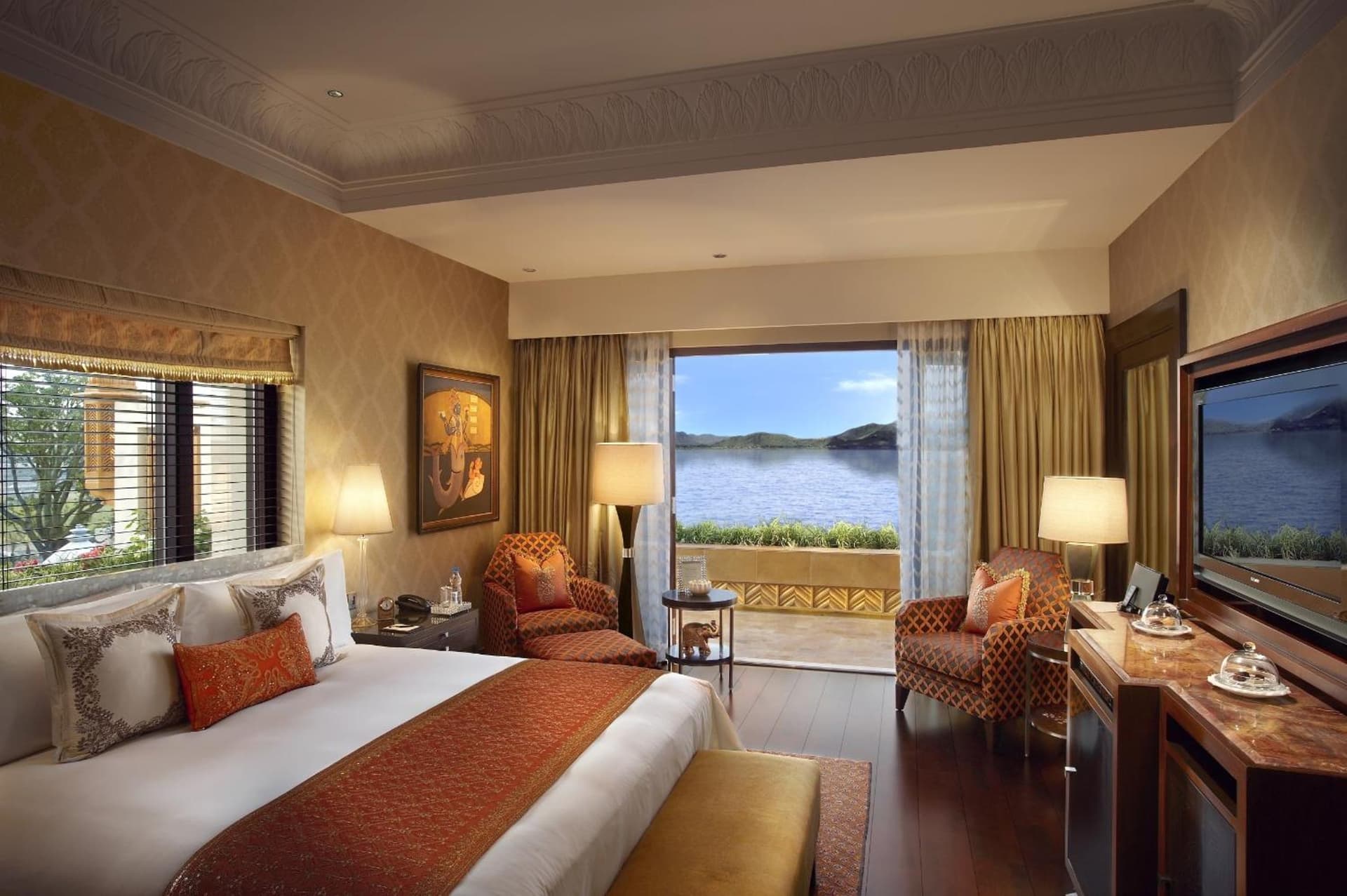Grande Heritage Lake View with Balcony
