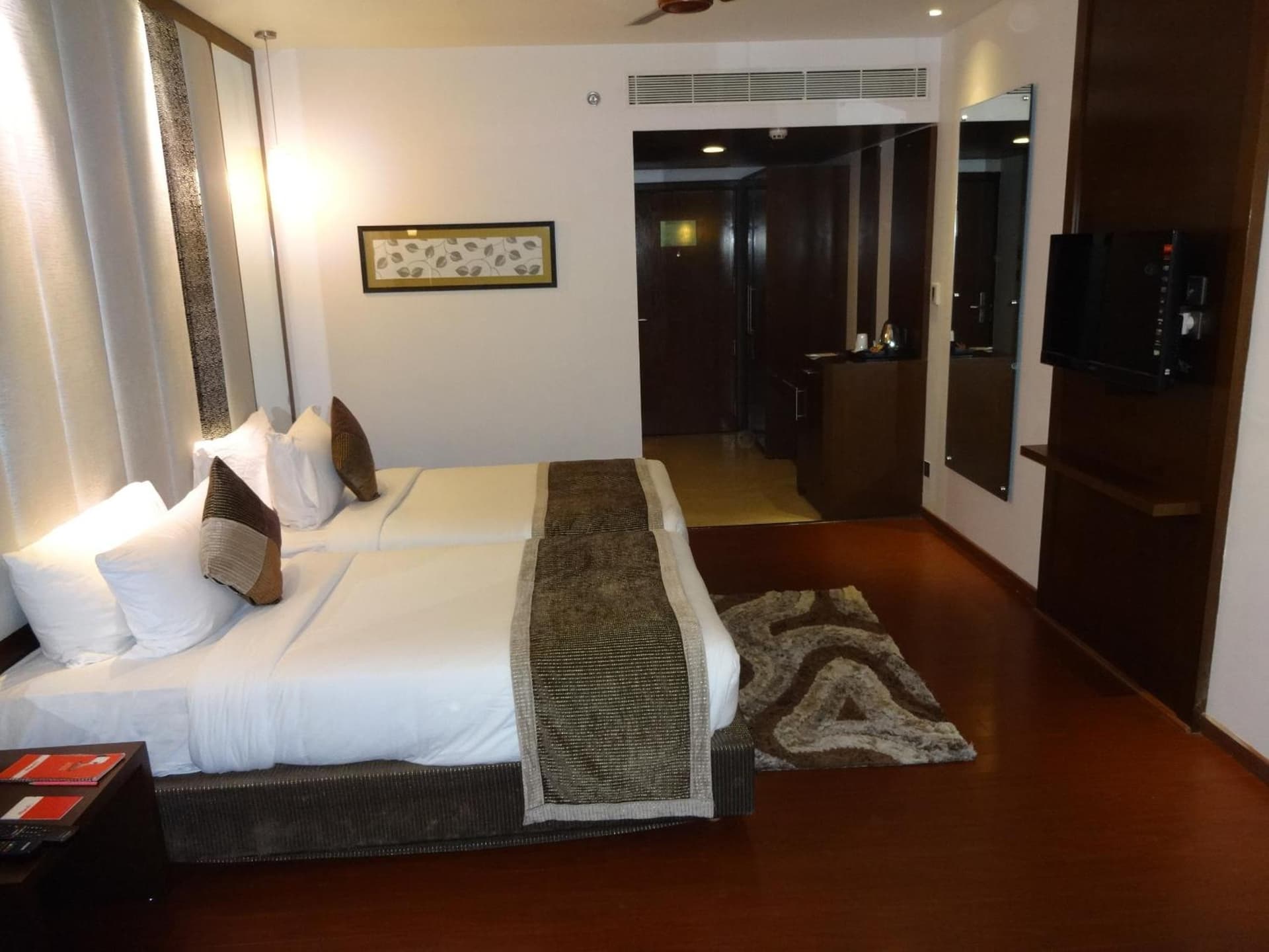 Club Twin City View Room