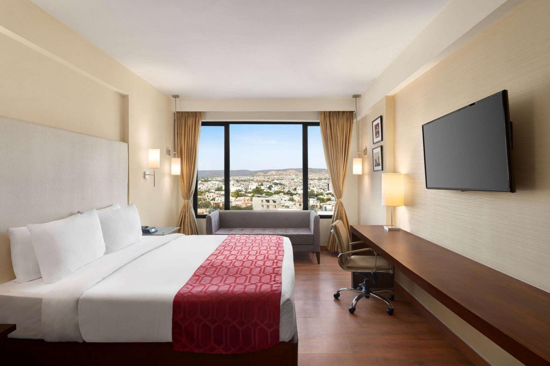 Club: King Bed