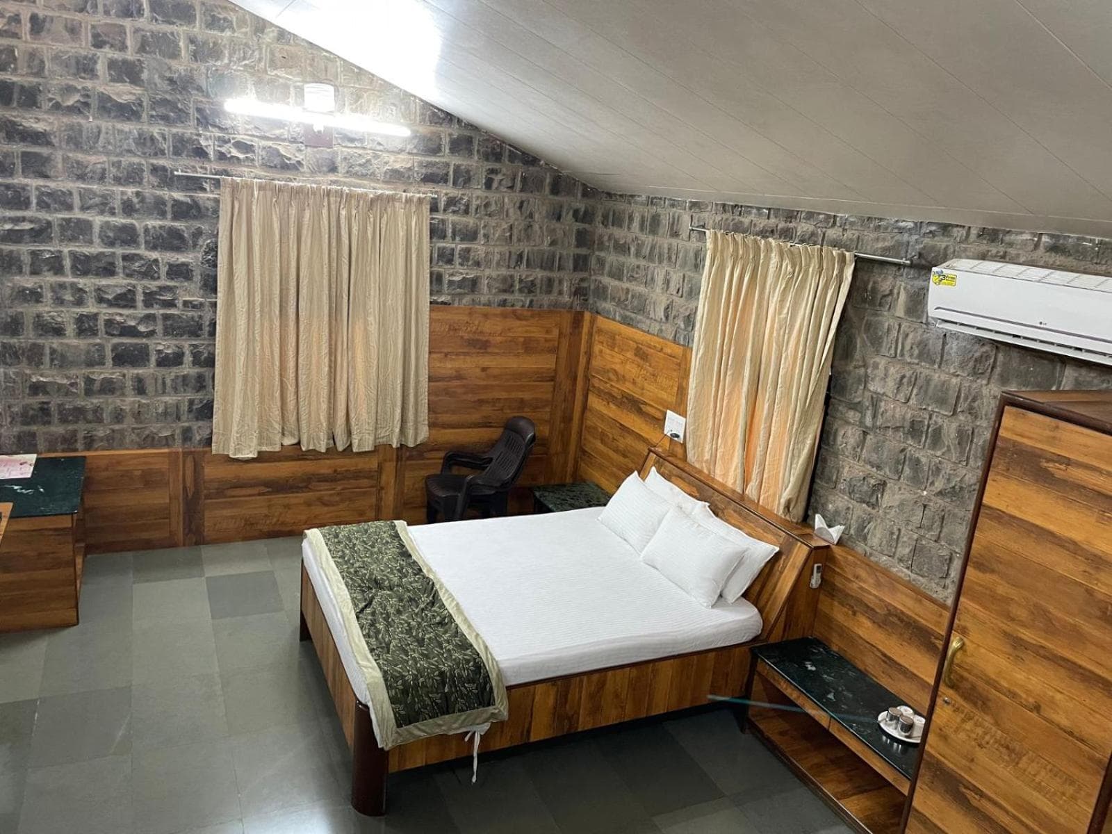 Deluxe Queen Room