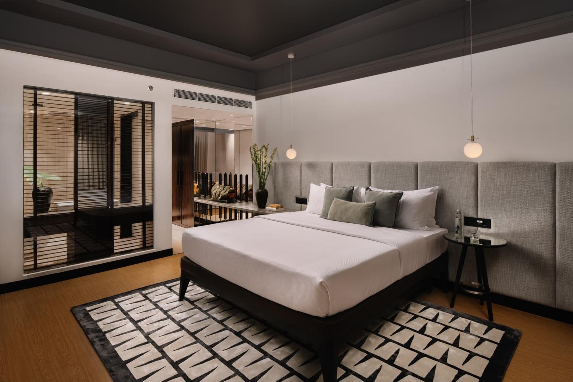 The Apartment Two Premium Bedrooms with Kitchenette(1 King Bed And 1 Large Twin Bed)