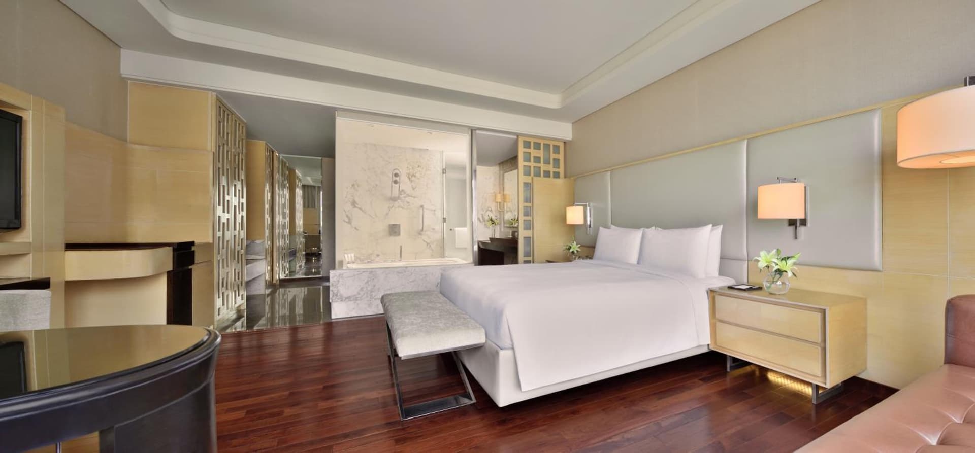 Deluxe King with Bathtub 1 King Bed