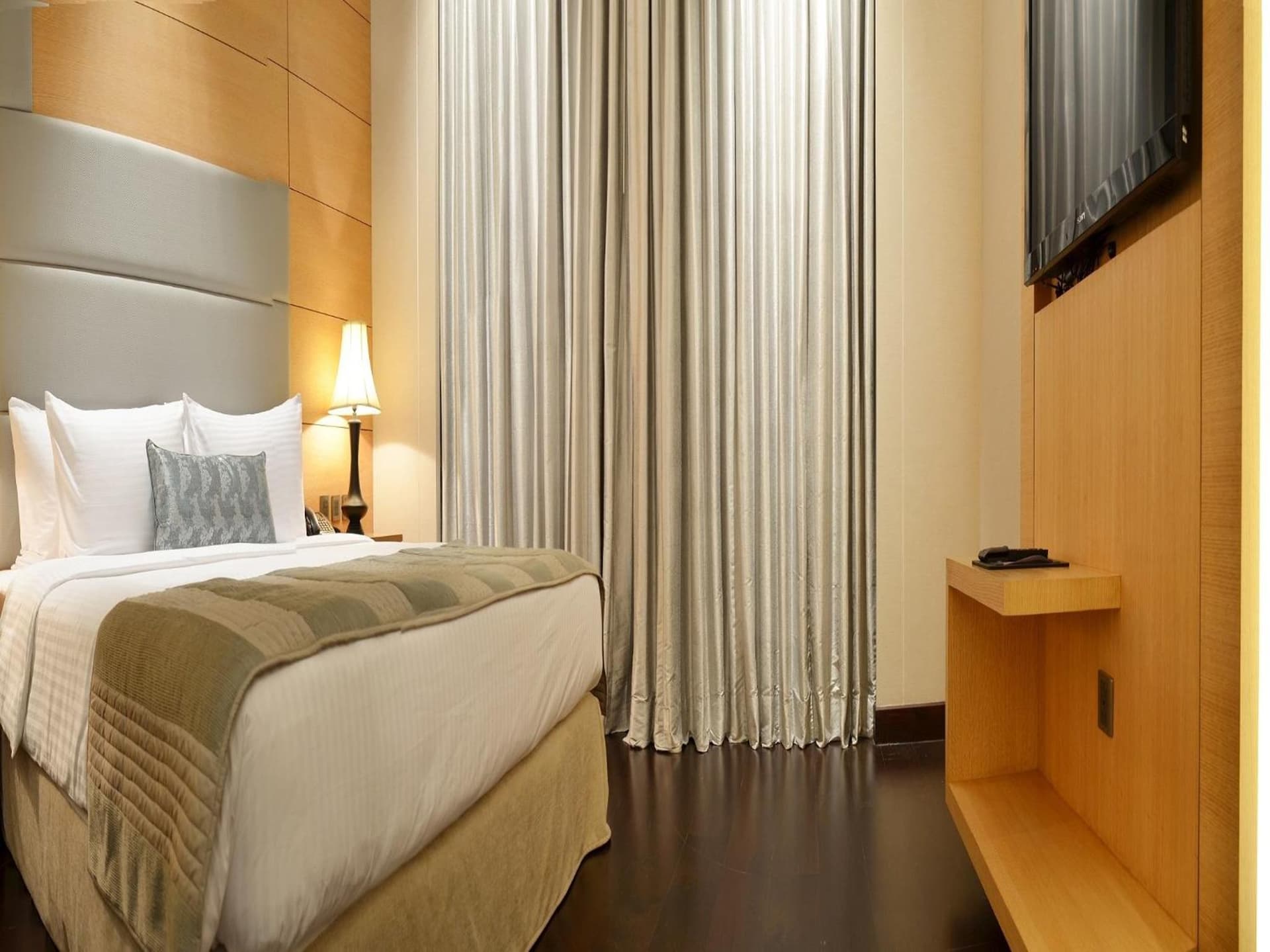 Executive 1 King Bed