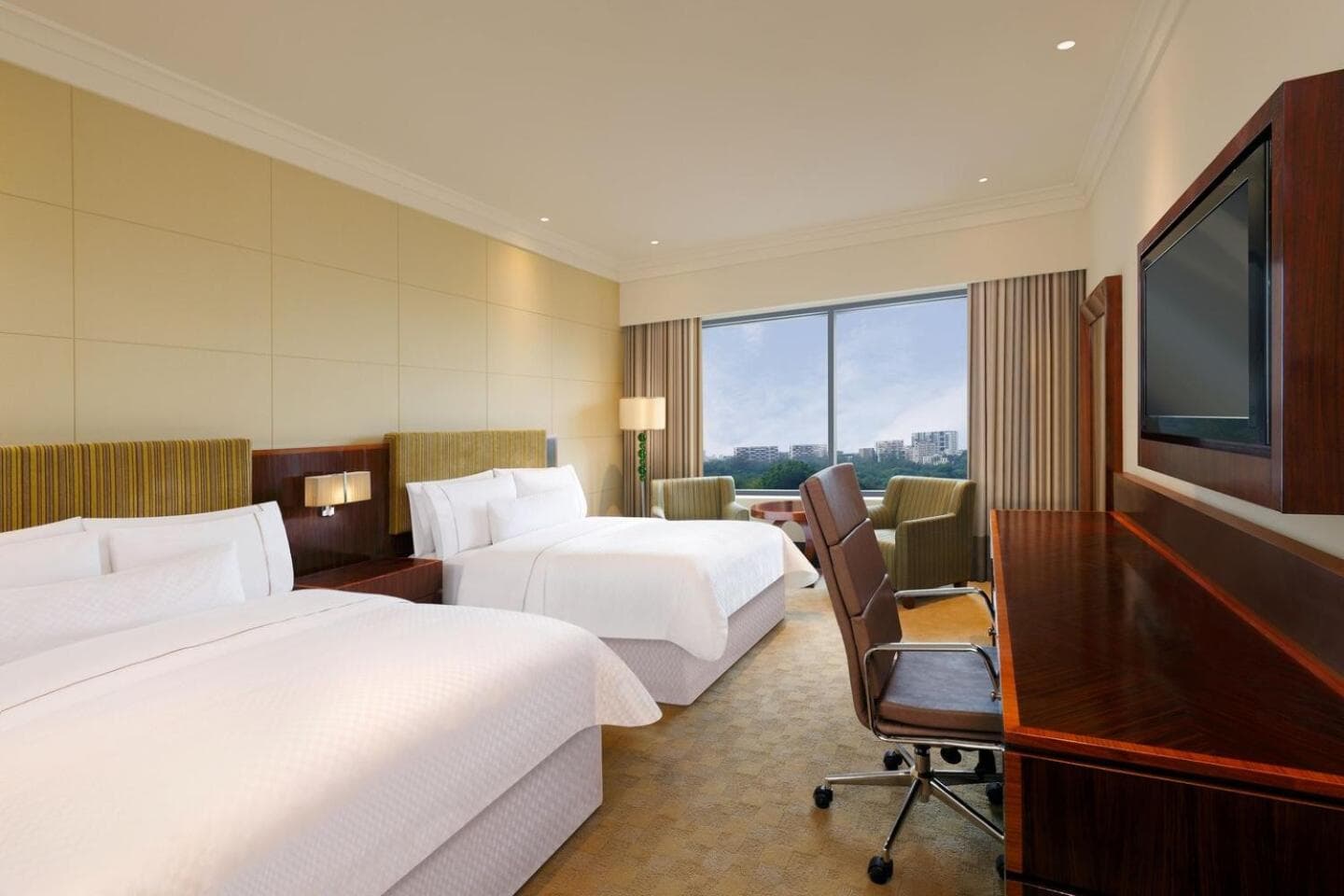 Guest Room with Executive Lounge Access And 2 Twin Beds