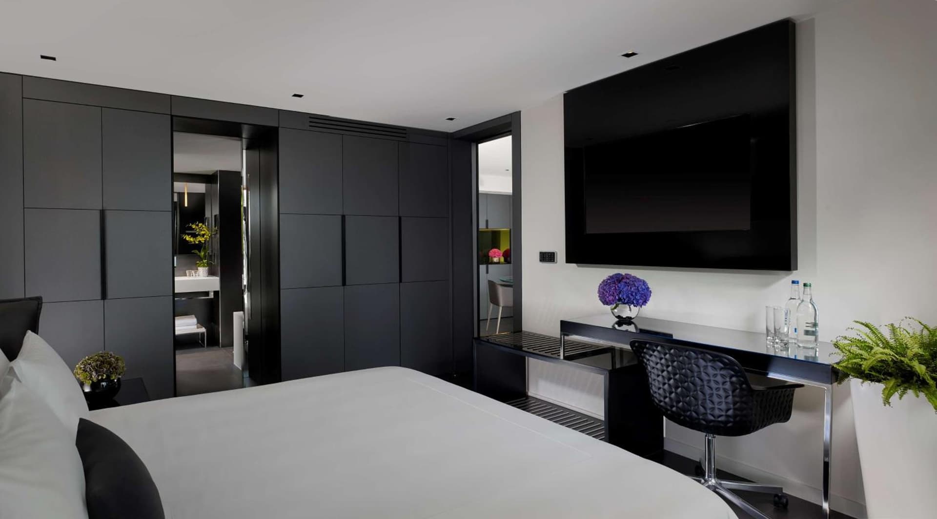 (1)Suite