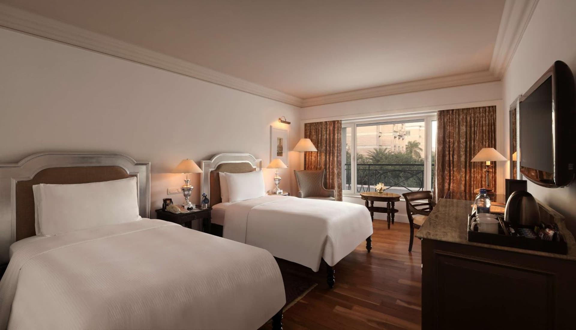 King Hilton Pool View Guestroom