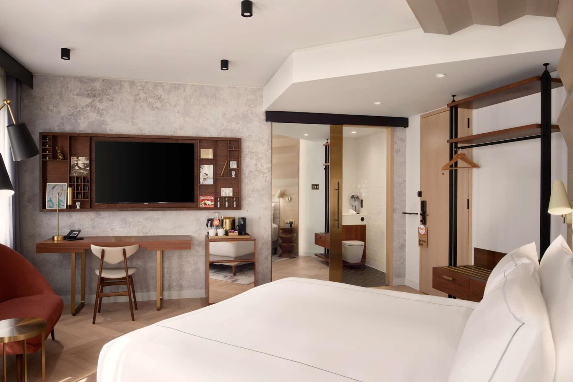 ,1 X Junior Suite with Peloton In Room [Bedtype: 1 Double]