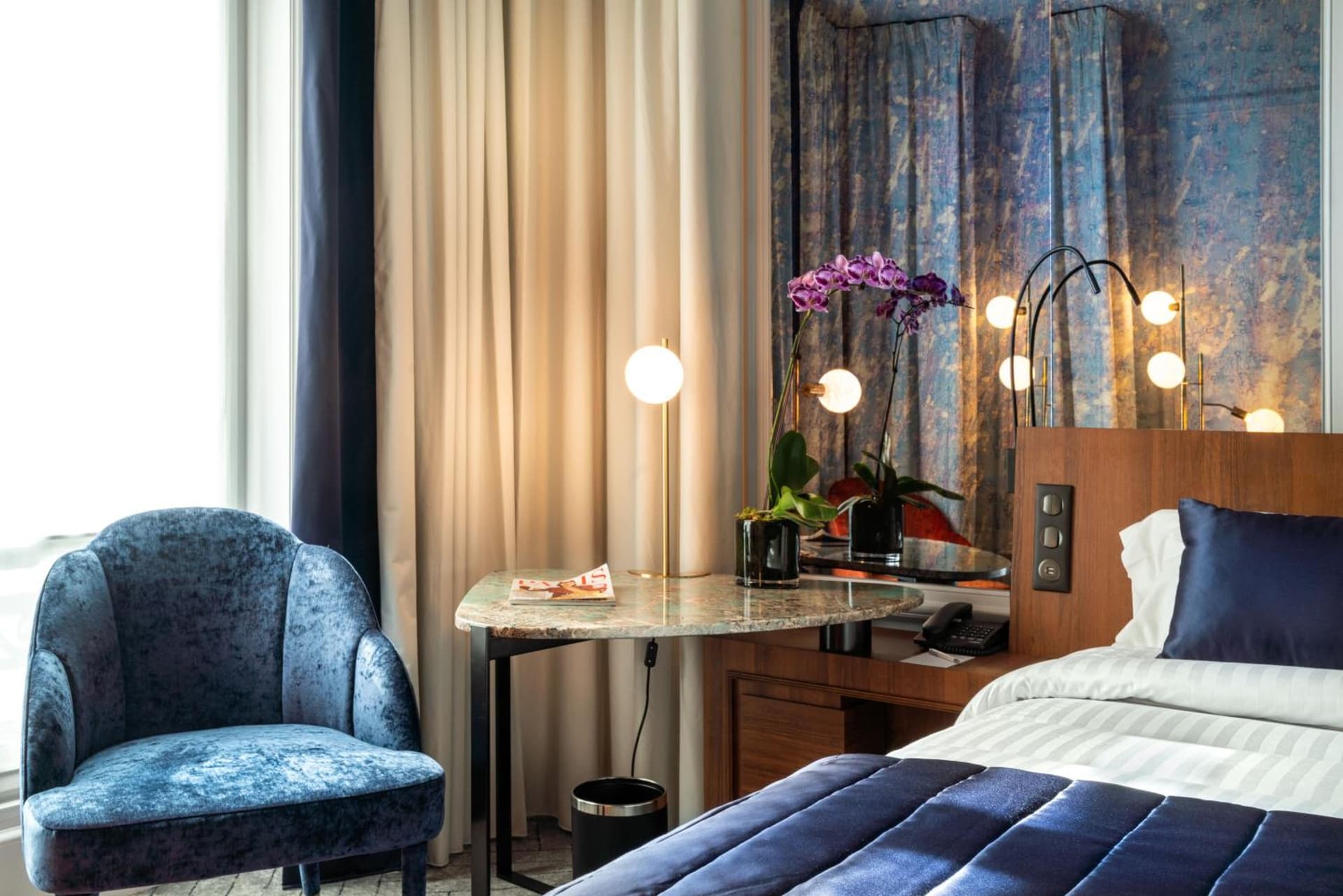 Alcove Room with One Queen Bed