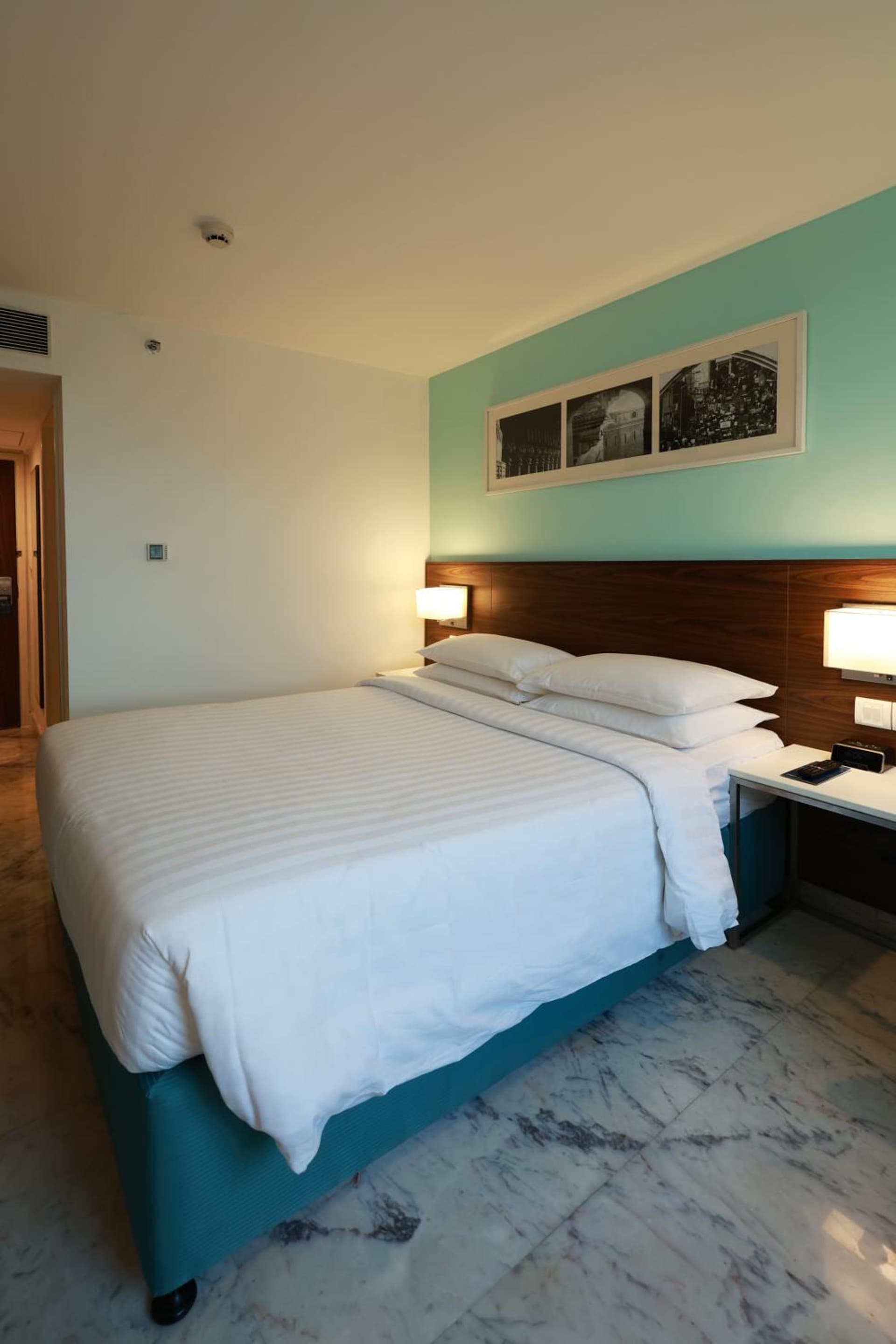 Deluxe Queen Room with City View