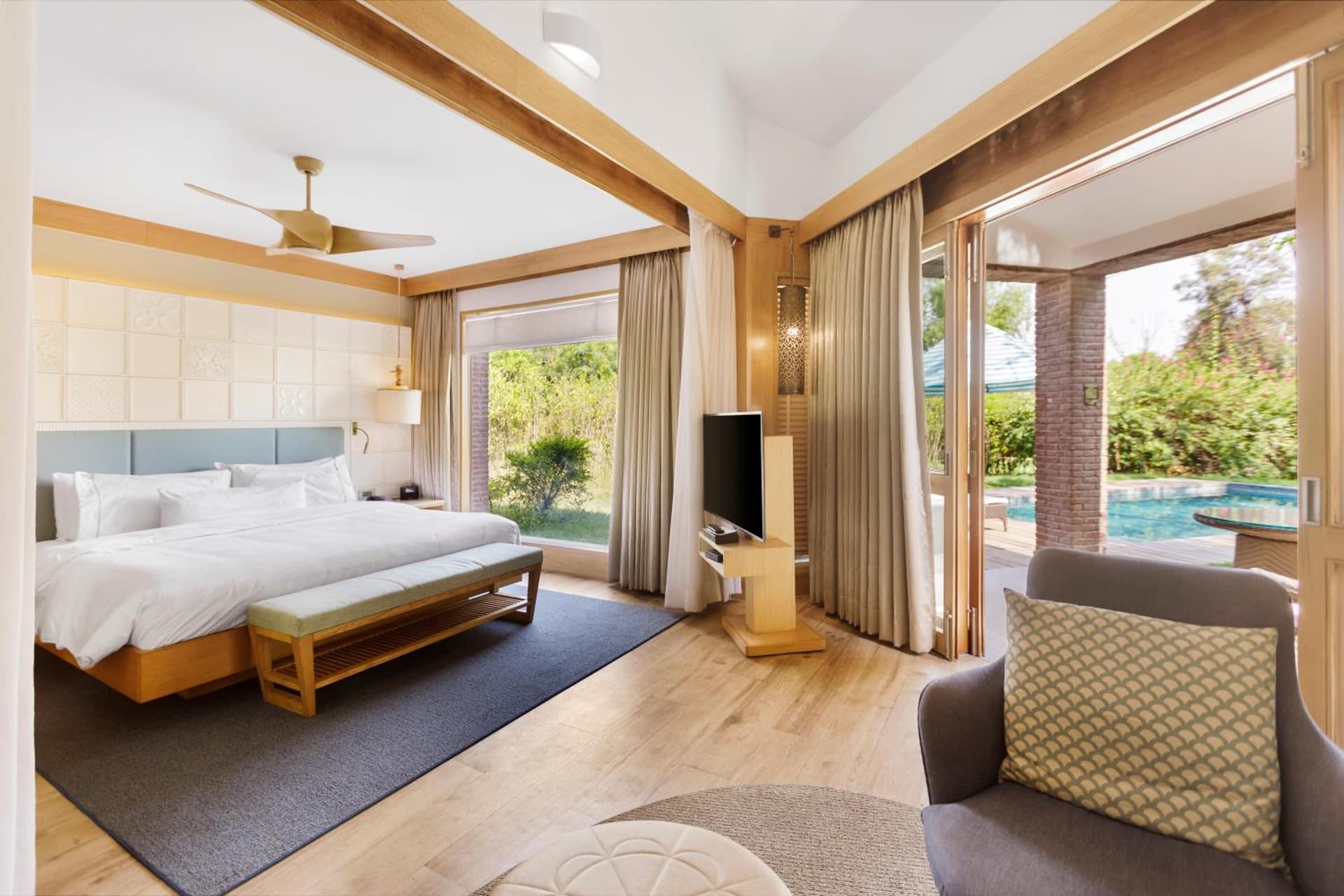 Premier Room with 1 King Bed And Garden View