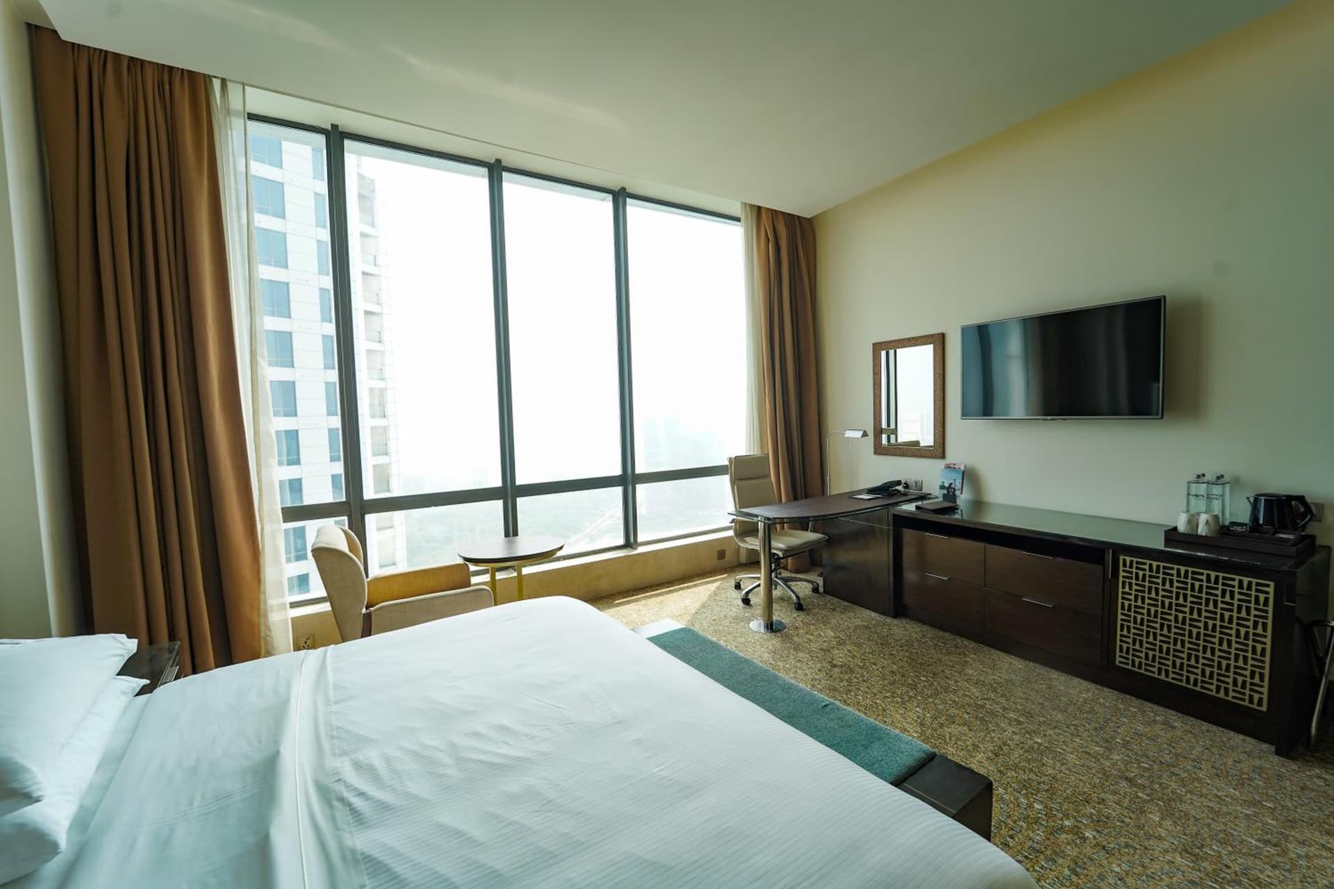 Deluxe Twin Bed with Bathtub