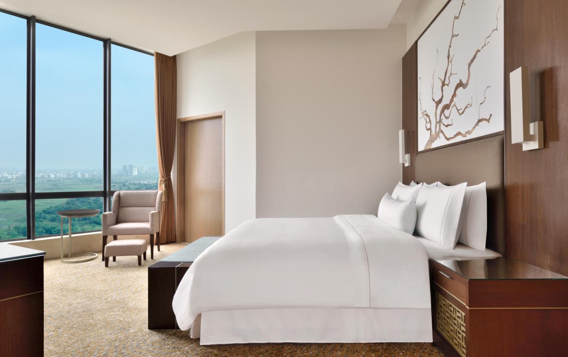 Deluxe King Bed with Bathtub