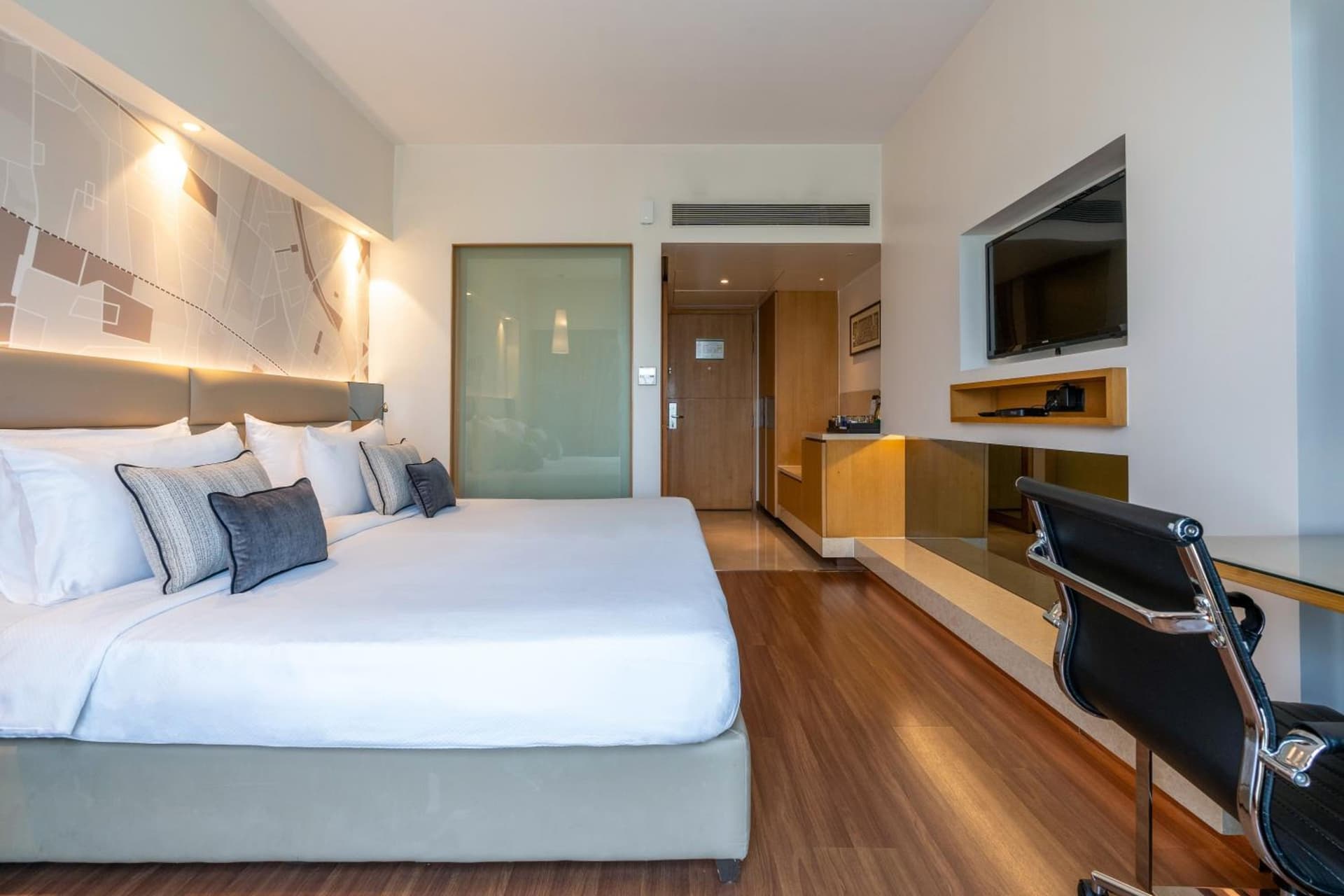 Double King Bed Smoking