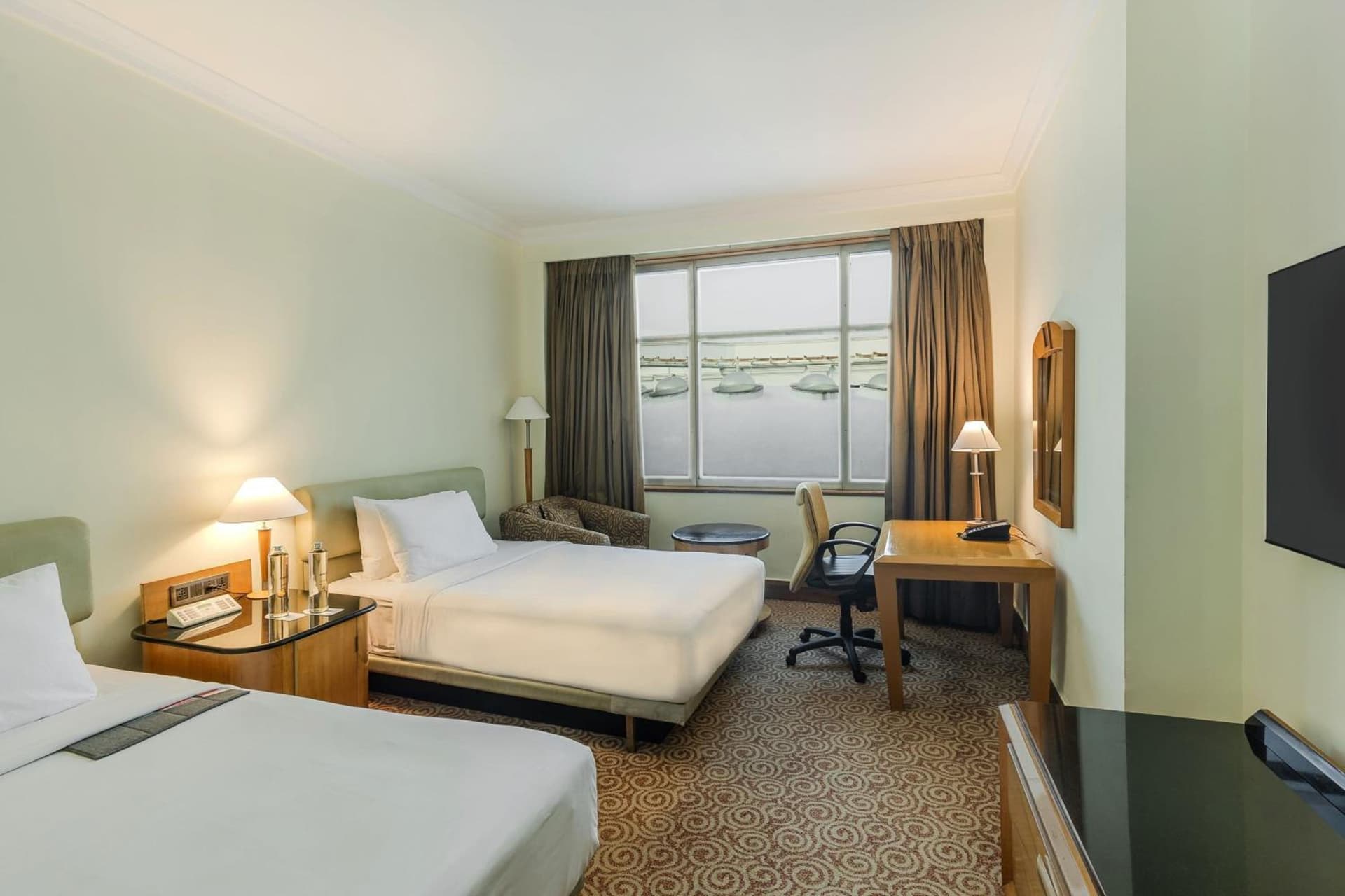 Royal Twin Room (Royal Club with Bathtub)