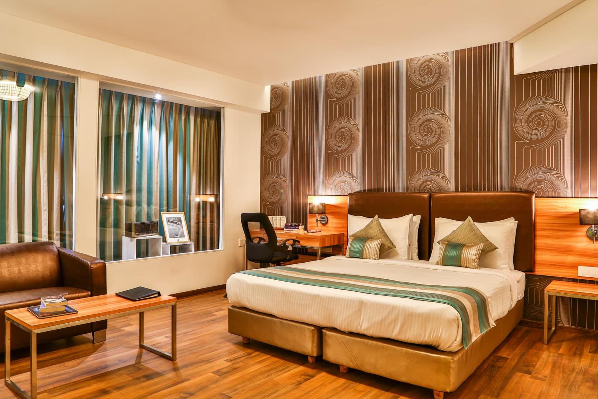 Club Queen Room