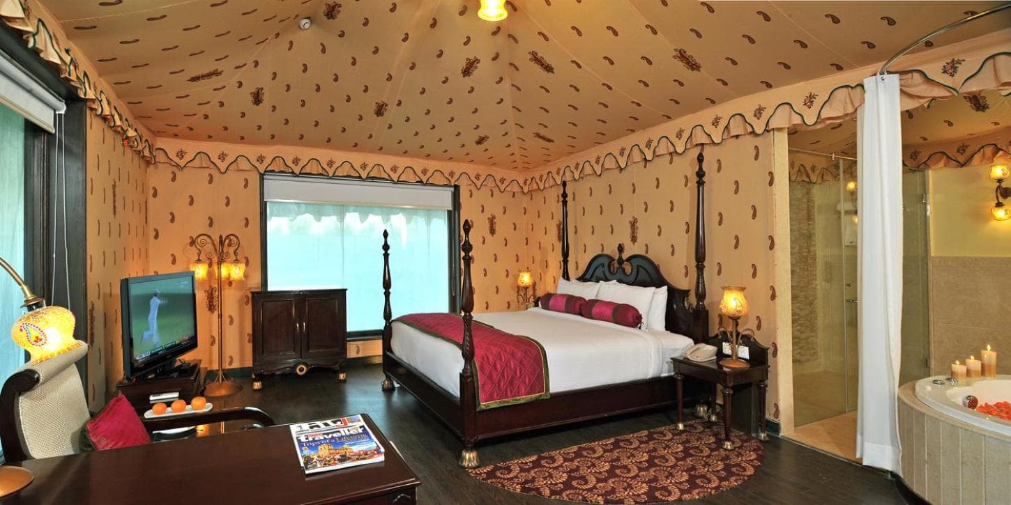 Grand Luxury Tent with Jacuzzi