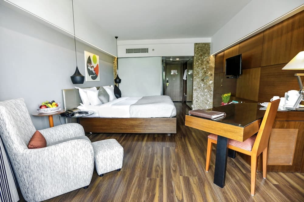 Luxury Room (Partial Sea View)