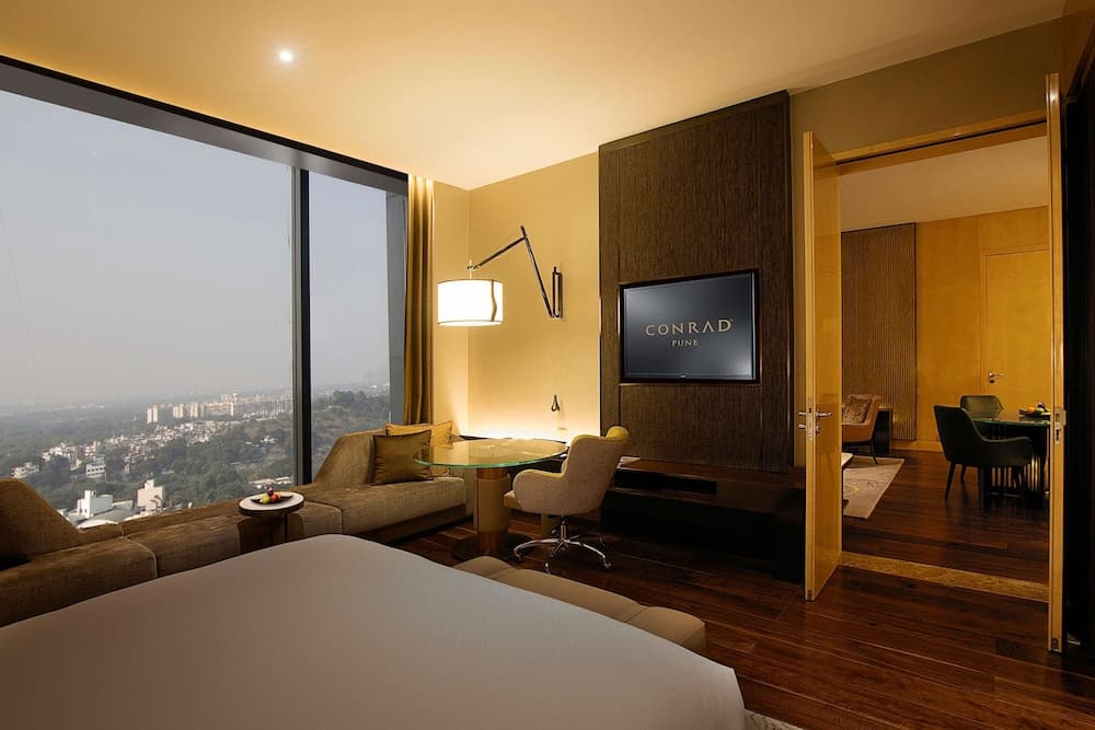 Deluxe Suite Executive Lounge Access