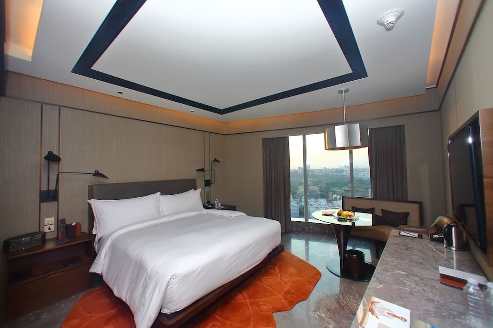 Deluxe King High Floor Room