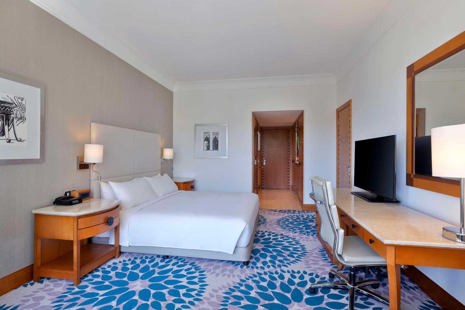 Deluxe King Accessible Balcony Room