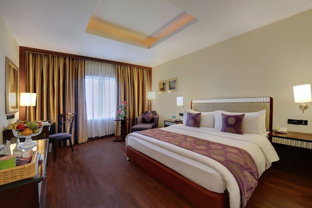 Club Queen Room
