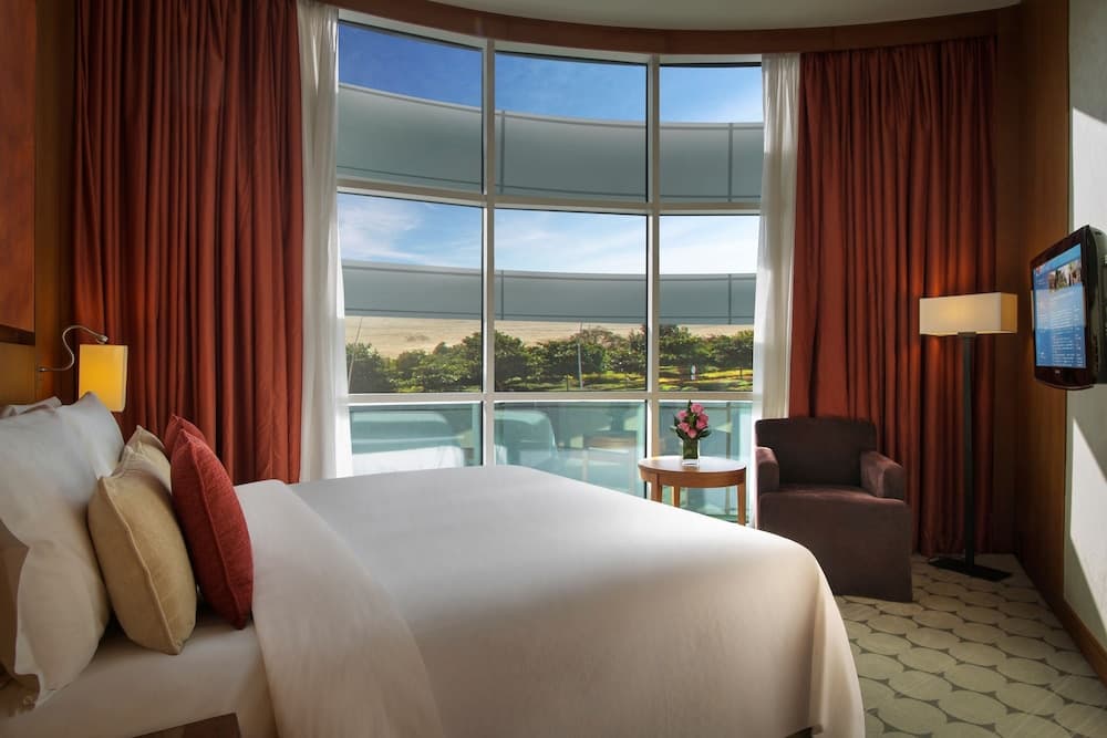 Bedroom Suite Plaza View Theme Park Access