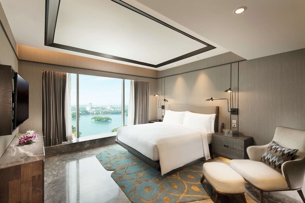 Premium King Highfloor Lake View with Bathtub