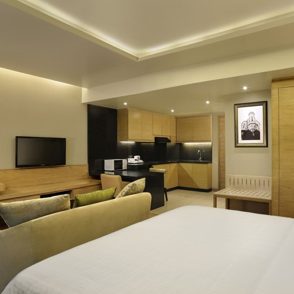 Deluxe King Balcony Room