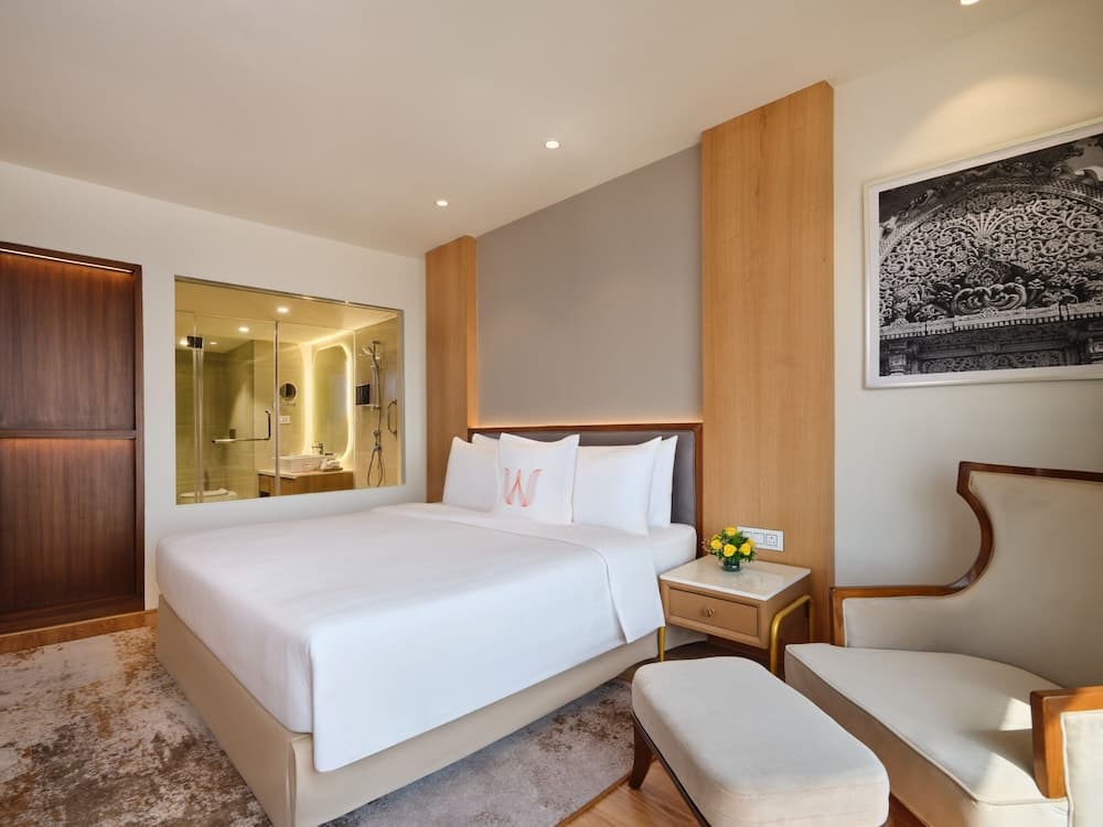 Club Queen Room