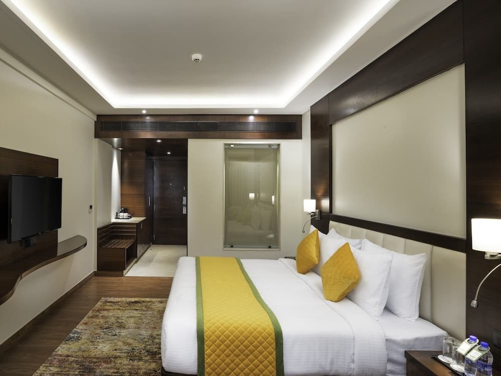 Club Queen Room