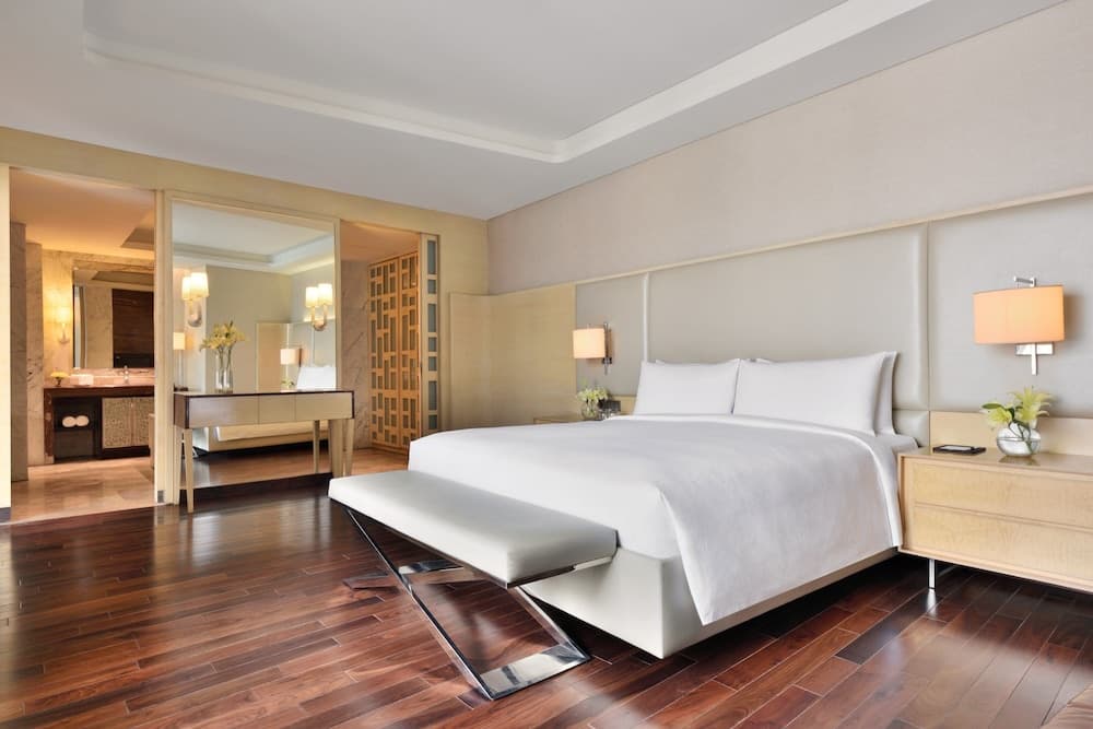 Luxury Suite with Bathtub 1 King Bed