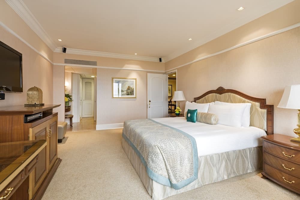 Deluxe Pool View King Bed