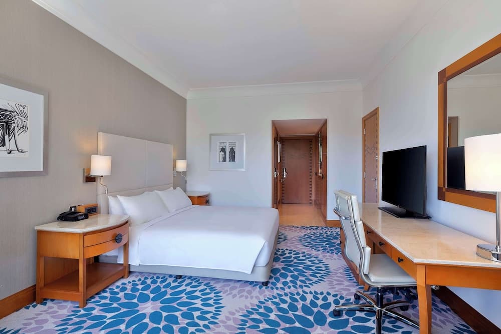 Deluxe King Accessible Room